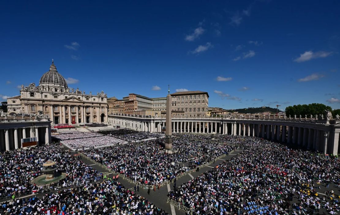 La gente llena la Plaza de San Pedro para el funeral del Papa.