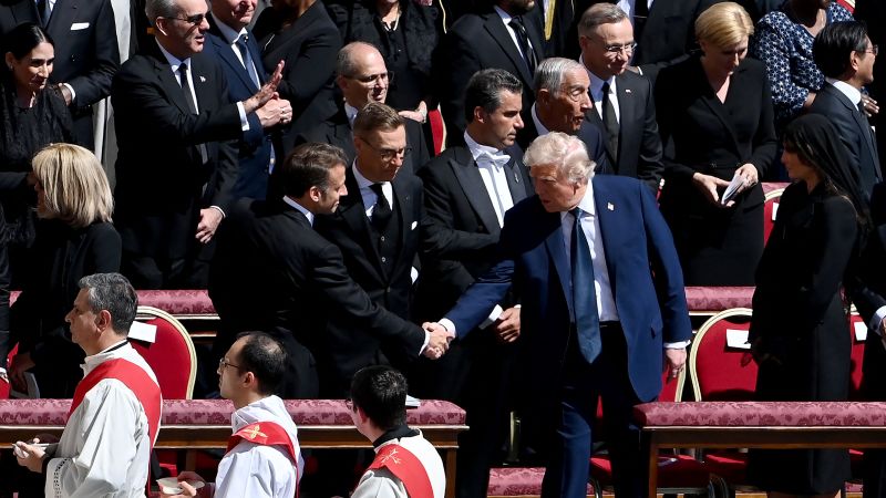 El momento en que Trump y Macron se dan la mano