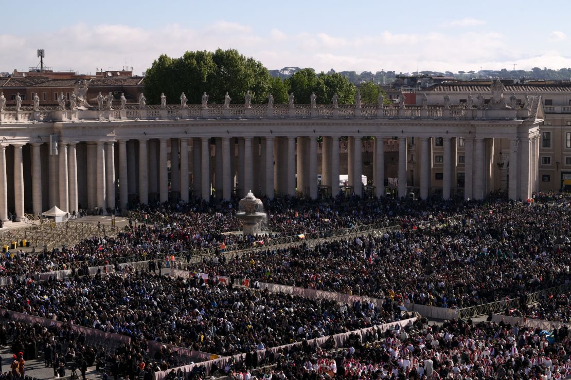 del clero asisten al funeral del papa Francisco en la Plaza de San Pedro el 26 de abril de 2025 en la Ciudad del Vaticano.