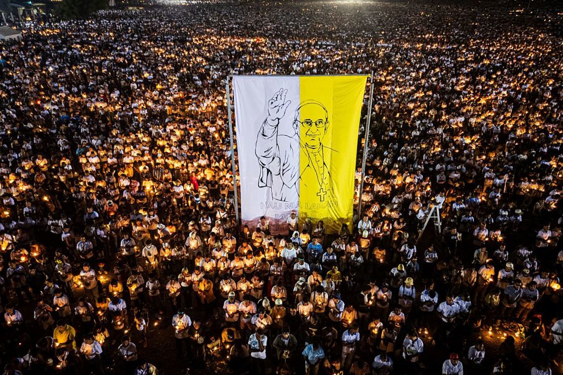 Una imagen aérea muestra a creyentes católicos sosteniendo velas durante la misa de réquiem del papa Francisco en la explanada de Tasitolu en Dili, Timor Oriental, donde celebró una misa en septiembre del año pasado, el 26 de abril de 2025, mientras se celebra su funeral en el Vaticano