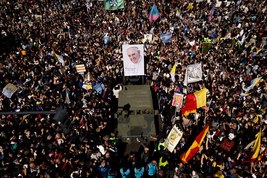 Vista aérea de un vehículo militar que muestra una imagen de la Plaza de Mayo del papa Francisco mientras los fieles se reúnen fuera de la Catedral de Buenos Aires para honrar al Papa Francisco el 26 de abril de 2025 en Buenos Aires, Argentina.