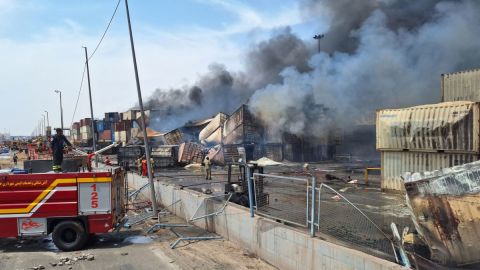 Humo denso se eleva en el lugar de una explosión en el muelle del puerto Shahid Rajaee, al suroeste de Bandar Abbas.