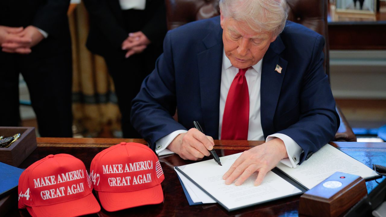 WASHINGTON, DC - APRIL 23: U.S. President Donald Trump signs an executive order in the Oval Office at the White House on April 23, 2025 in Washington, DC. The seven executive orders were related to education policy including enforcing universities to disclose foreign gifts, artificial intelligence education and school disciplinary policies. (Photo by Chip Somodevilla/Getty Images)