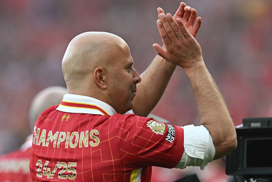 El entrenador del Liverpool, Arne Slot, celebra tras el partido en Anfield.