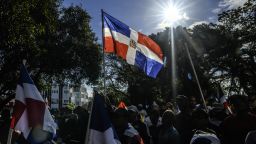 Simpatizantes del grupo nacionalista "Antigua Orden Dominicana" participan en una protesta contra la inmigración haitiana en Santo Domingo el 27 de abril de 2025.