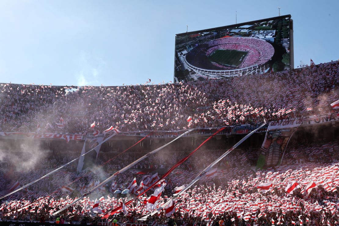 Hinchas de River Plate alientan a su equipo antes del partido del Torneo Apertura 2025.