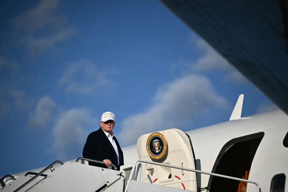 El presidente de Estados Unidos, Donald Trump, aborda el Air Force One tras despegar del Aeropuerto Municipal de Morristown, Nueva Jersey, el 27 de abril de 2025.