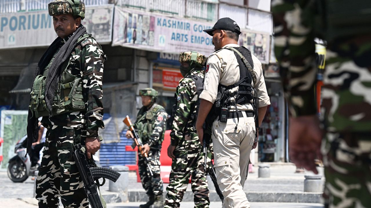 Indian paramilitary troopers stand guard at a market area in Srinagar on April 28, 2025. Indian and Pakistan soldiers exchanged gunfire in disputed Kashmir for a fourth night in a row, New Delhi's army said on April 28, the latest violence as relations between the rival nuclear-armed powers fray. (Photo by Tauseef MUSTAFA / AFP) (Photo by TAUSEEF MUSTAFA/AFP via Getty Images)          