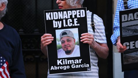 Un manifestante con una foto de Kilmar Ábrego García, residente de Maryland, en una protesta contra la deportación de inmigrantes a El Salvador frente a la Misión Permanente de El Salvador ante las Naciones Unidas el 24 de abril de 2025 en la ciudad de Nueva York.