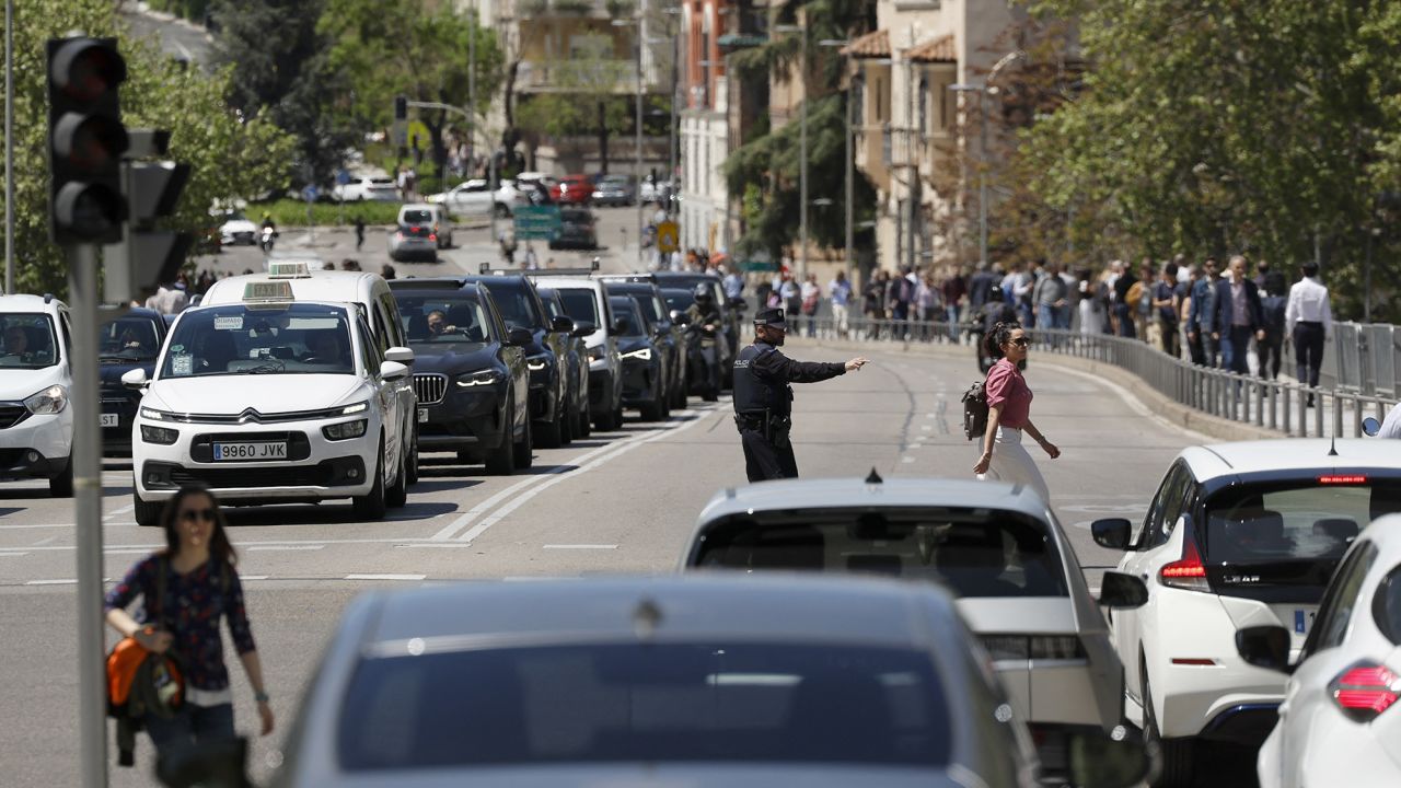 A Police officer (C) gestures to organise traffic with the traffic lights off during a massive power cut affecting the entire Iberian peninsula and the south of France, in Madrid on April 28, 2025. A "massive" power cut late on April 28, 2025 morning affected the whole of the Iberian peninsula and part of France, according to Portuguese electricity network operator REN. (Photo by OSCAR DEL POZO / AFP) (Photo by OSCAR DEL POZO/AFP via Getty Images)          