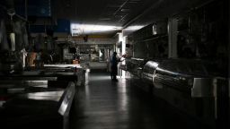 Un mercado yace oscuro y abandonado en Vigo, en el noroeste de España, el lunes.
