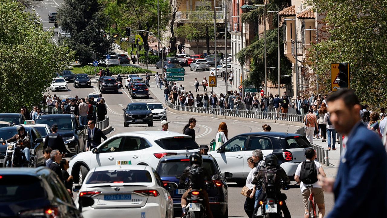 Vehicles and pedestrians circulate as traffic lights are off during a massive power cut affecting the entire Iberian peninsula and the south of , in Madrid on April 28, 2025. A "massive" power cut late on April 28, 2025 morning affected the whole of the Iberian peninsula and part of , according to Portuguese electricity network operator REN. (Photo by OSCAR DEL POZO / AFP) (Photo by OSCAR DEL POZO/AFP via Getty Images)