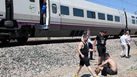 Pasajeros junto a un tren AVE de RENFE detenido cerca de Córdoba el 28 de abril de 2025, durante un apagón masivo que afectó a toda la península Ibérica y al sur de Francia.