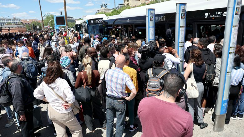 La gente sube a autobuses de cercanías frente a la estación de tren de Atocha en Madrid tras su cierre debido a un apagón masivo que azotó España el 28 de abril de 2025.
