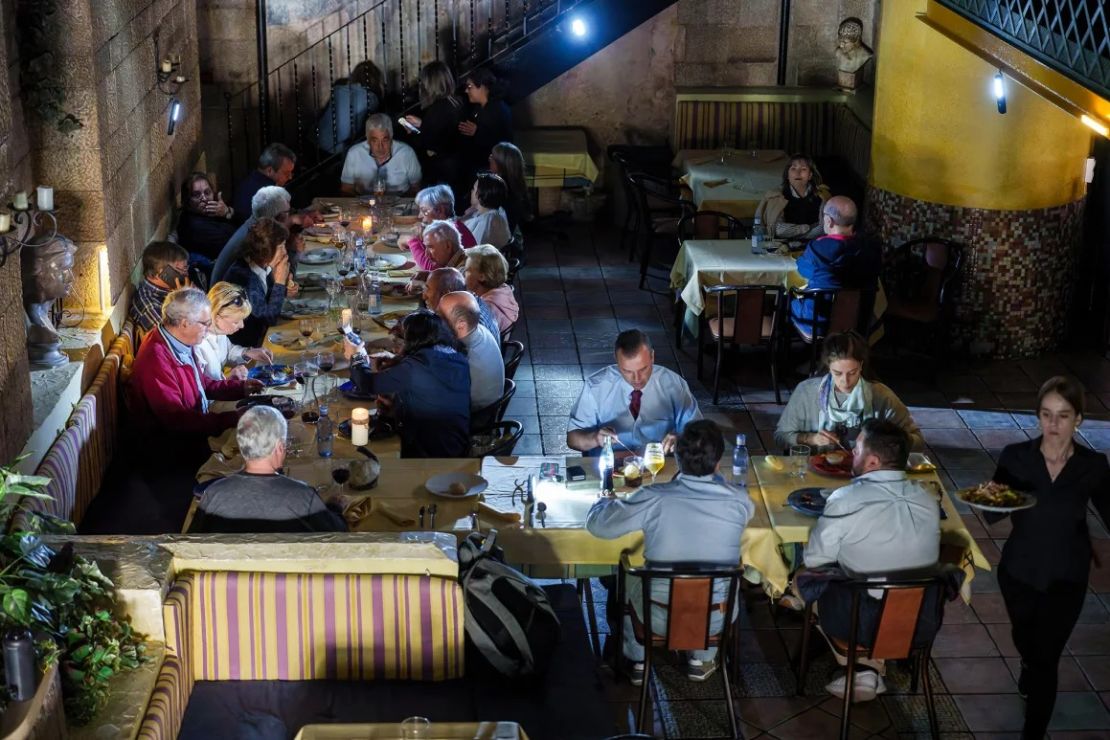 La gente come a la luz de las velas en un restaurante de Burgos, España.