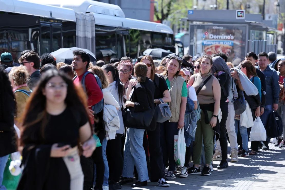 La gente hace cola para llegar a una parada de autobús en el centro de Madrid. El metro de la ciudad quedó interrumpido por el apagón.