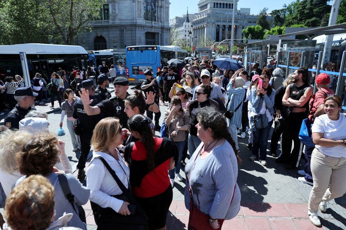 La gente hace cola en una parada de autobús en el centro de Madrid, mientras el metro y los trenes quedan totalmente fuera de servicio debido a un apagón masivo en España, el 28 de abril de 2025.
