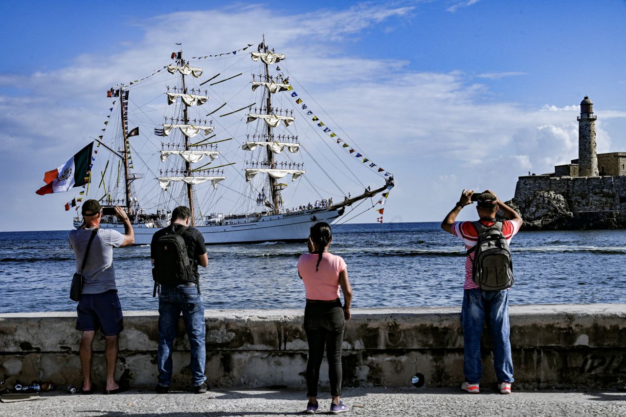 Personas toman fotografías en el buque escuela "Cuauhtémoc" de la Armada de México mientras atraca en el puerto de La Habana el 28 de abril de 2025.