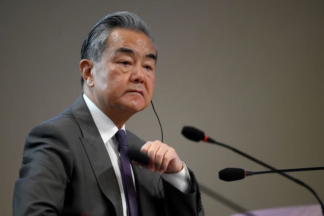 El ministro de Relaciones Exteriores de China, Wang Yi, asiste a la primera reunión de Ministros de Relaciones Exteriores de los BRICS en Río de Janeiro, Brasil, el 28 de abril de 2025.