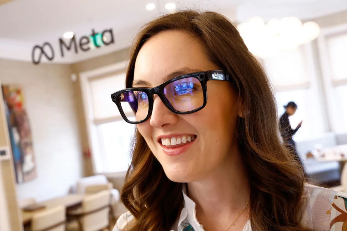 Liza-Bart Carroll lleva puestas las gafas inteligentes Meta Ray-Ban durante el Segundo Almuerzo Anual de TGAIFriday del Fin de Semana de Corresponsales de la Casa Blanca, organizado por The Washington AI Network en The House at 1229 el 25 de abril en Washington.