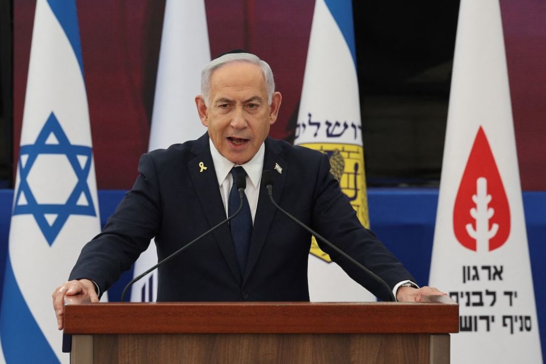 El primer ministro de Israel, Benjamín Netanyahu, habla durante la ceremonia anual en vísperas del Día del Recuerdo de los Soldados Caídos (Yom HaZikaron) en el Memorial Yad LaBanim en Jerusalén, el 29 de abril de 2025.