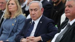El primer ministro de Israel, Benjamin Netanyahu, asiste a la ceremonia anual en vísperas del Día del Recuerdo en el Memorial Yad LaBanim en Jerusalén el 29 de abril de 2025.