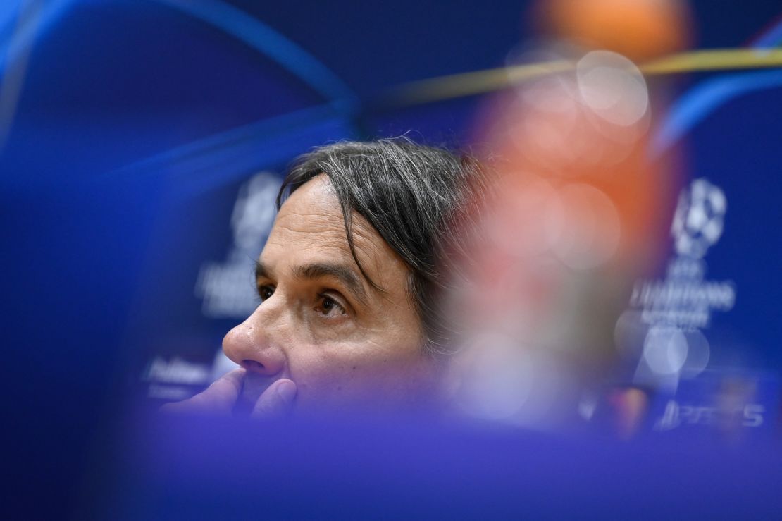 El entrenador italiano del Inter de Milán, Simone Inzaghi, asiste a una conferencia de prensa en la víspera del partido de ida de las semifinales de la UEFA Champions League entre el FC Barcelona y el Inter de Milán.