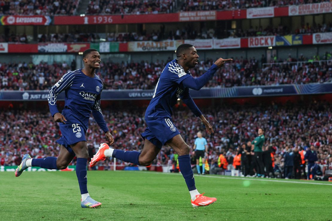 El delantero francés del Paris Saint-Germain, Ousmane Dembélé celebra tras anotar el primer gol de su equipo durante el partido de ida de las semifinales de la UEFA Champions League entre el Arsenal y el Paris Saint-Germain (PSG) en el Emirates Stadium.