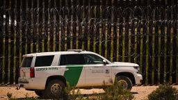 Un vehículo de la Patrulla Fronteriza de Aduanas y Protección Fronteriza de EE.UU. (CBP, por sus siglas en inglés) pasa junto a un alambre de concertina recientemente instalado en una sección de la valla del muro fronterizo a lo largo de la frontera entre EE.UU. y México entre San Diego y Tijuana en San Diego, California, el 24 de abril de 2025.