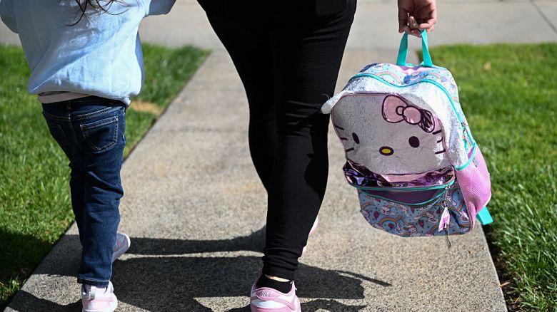 Una madre inmigrante indocumentada de México camina de la mano con su hija pequeña, ciudadana estadounidense, de camino a la guardería desde su casa en San Diego, California, el 24 de abril de 2025.