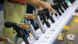 Pistolas expuestas en el stand de Rock Island Armory en las Reuniones y Exposiciones Anuales de la NRA 2025 celebradas en el Georgia World Congress Center el 26 de abril de 2025 en Atlanta, Georgia. La 154ª NRA Annual Meetings & Exhibits se celebra del 24 al 27 de abril de 2025 y cuenta con más de 14 acres de las últimas armas y equipos, seminarios, talleres y eventos especiales.