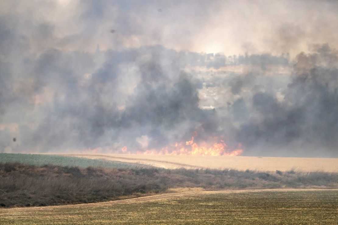 El humo se eleva debido a un incendio en la zona forestal entre Tel Aviv y Jerusalén este miércoles.