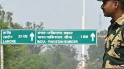 Un soldado de la Fuerza de Seguridad Fronteriza de la India monta guardia cerca del puesto fronterizo entre India y Pakistán en Wagah, a unos 35 kilómetros de Amritsar, el 1 de mayo de 2025.