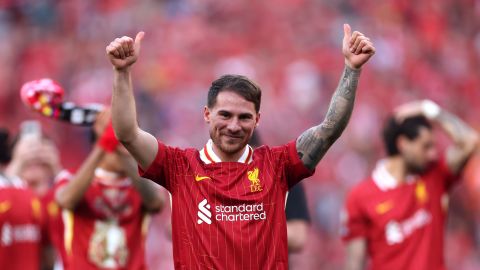 Alexis Mac Allister del Liverpool celebra la victoria de su equipo y la confirmación del título de Premier League tras el partido entre el Liverpool FC y el Tottenham Hotspur FC en Anfield el 27 de abril de 2025 en Liverpool, Inglaterra.