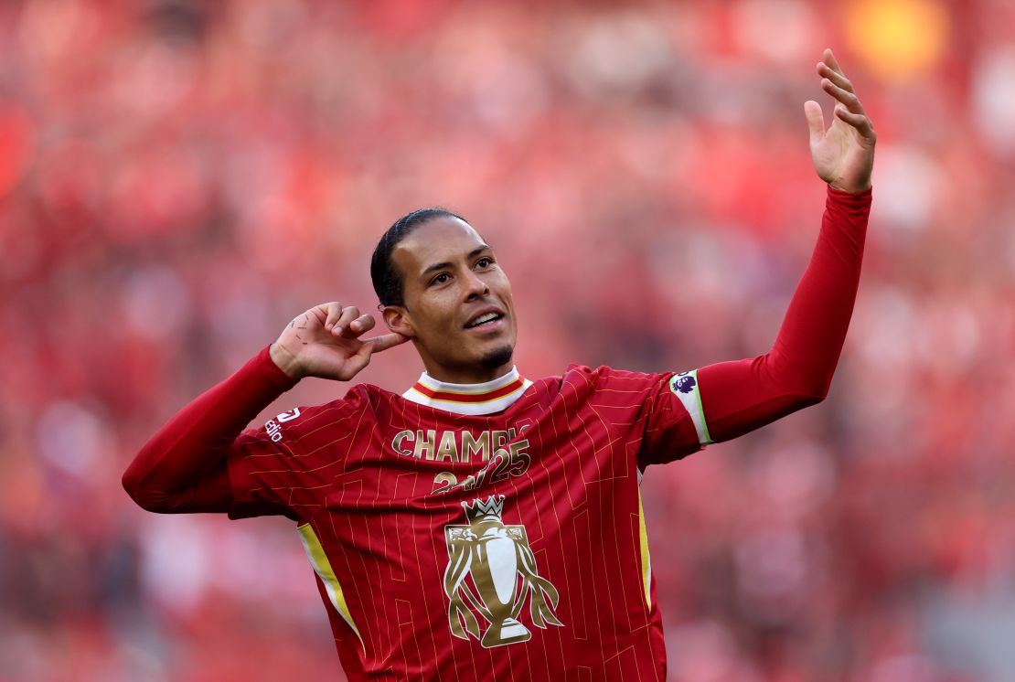 Virgil van Dijk saluda a la afición.