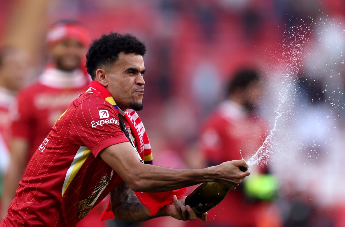 El colombiano Luis Díaz celebra la victoria del equipo y la confirmación del título de la Premier League.