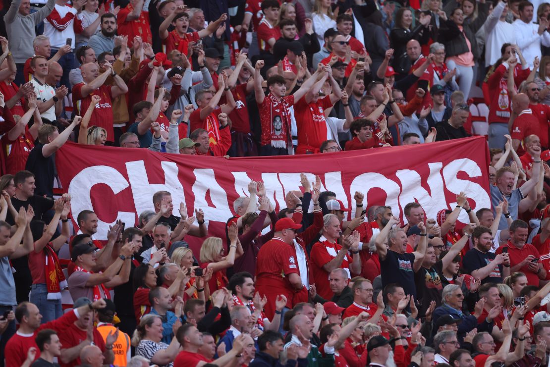 Segudores del Liverpool muestran una pancarta con la leyenda "Campeones" en Anfield el 27 de abril de 2025.