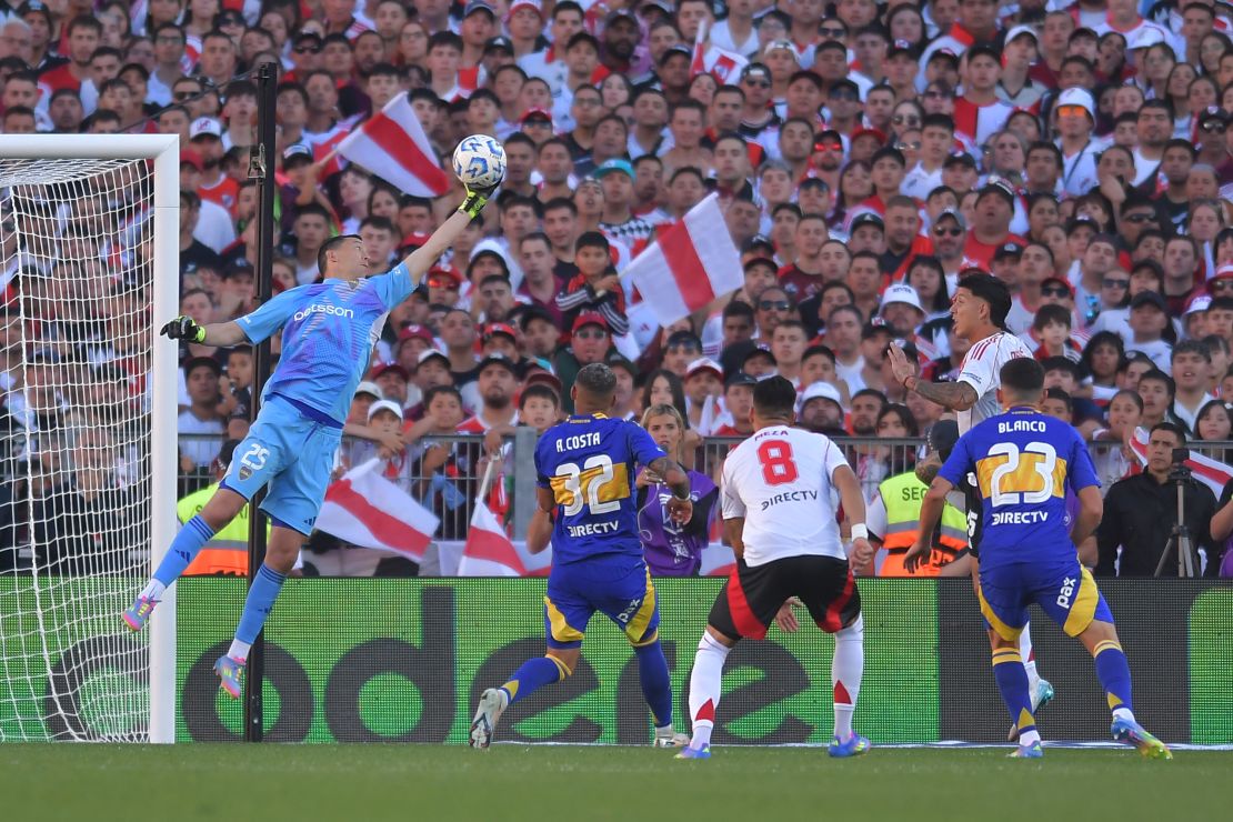 Agustín Marchesín de Boca Juniors hace una atajada durante el partido.