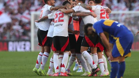 Los jugadores de River Plate celebran después de ganar superclásico el 27 de abril de 2025 en Buenos Aires, Argentina.
