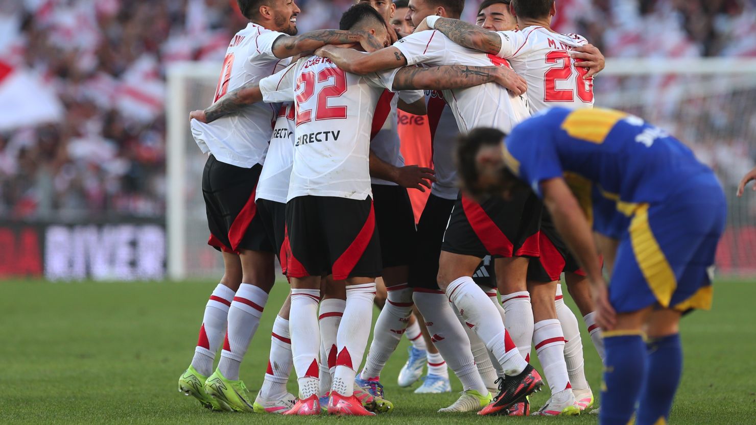 Los jugadores de River Plate celebran después de ganar superclásico el 27 de abril de 2025 en Buenos Aires, Argentina.