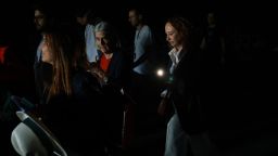 La gente usa la linterna de su teléfono para caminar por los pasillos oscuros durante un apagón generalizado durante la séptima jornada del Mutua Madrid Open en La Caja Mágica el 28 de abril de 2025 en Madrid, España. Un apagón generalizado afectó a España, Portugal y parte de Francia.
