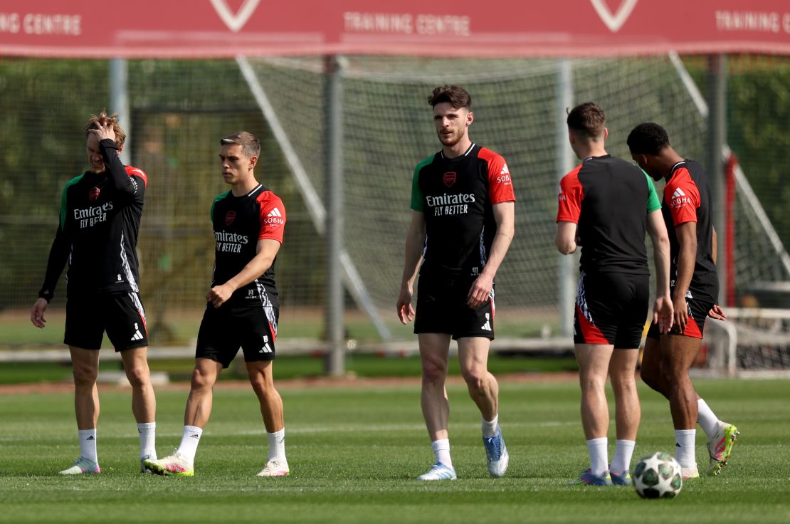Leandro Trossard y Declan Rice, del Arsenal, observan durante un entrenamiento previo al partido de ida de las semifinales de la UEFA Champions League 2024/25 en el Sobha Realty Training Centre el 28 de abril de 2025 en London Colney, Inglaterra.