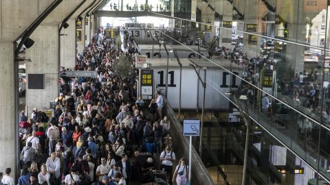 Cola para un taxi en el Aeropuerto de Barajas el 28 de abril de 2025 en Madrid, España. Hoy se produjo un apagón generalizado en España, Portugal y partes de Francia.
