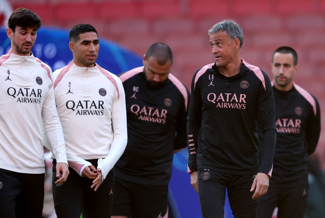 Luis Enrique, entrenador del Paris Saint-Germain, observa durante un entrenamiento previo al partido de ida de las semifinales de la UEFA Champions League 2024/25.
