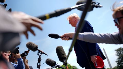 El presidente Donald Trump habla con los medios de comunicación antes de subir al Marine One en el jardín sur de la Casa Blanca el 29 de abril en Washington.