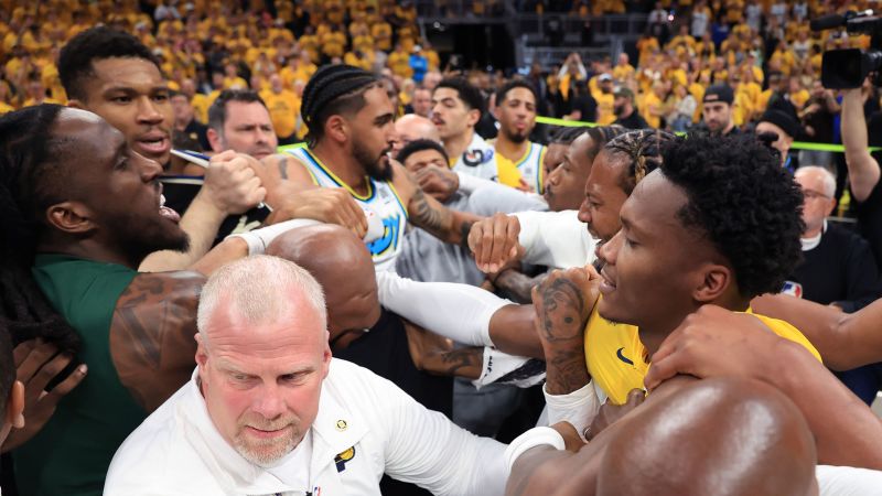 Giannis Antetokounmpo се сблъсква с таткото на Tyrese Haliburton след „неуважително“ поведение като Pacers Clinch Playoff Series Win 