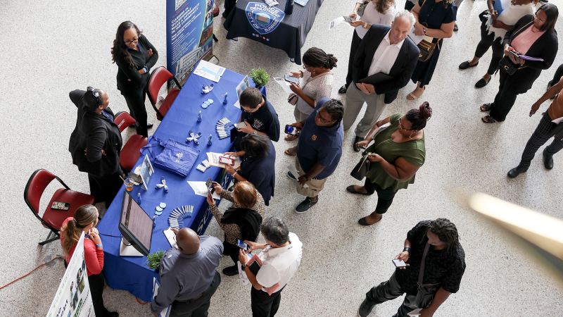 Дългоустойчивият пазар на работни места продължава да се противопоставя на