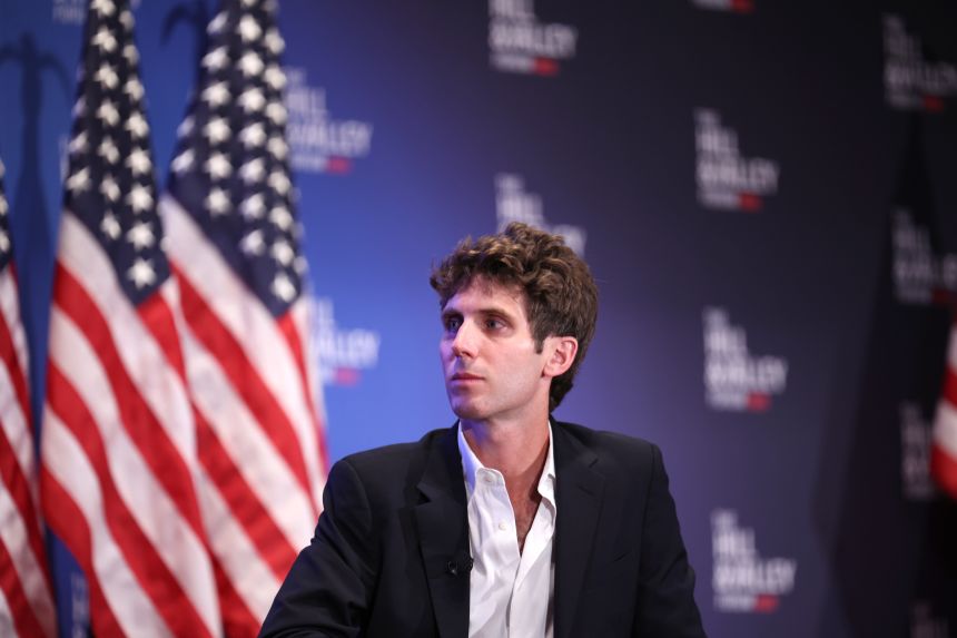 Shaun Maguire ، شریک زندگی در شرکت سرمایه گذاری Sequoia Capital ، برای پست های رسانه های اجتماعی خود در مورد نامزد شهرداری نیویورک ، زهرن ممدانی ، واکنش نشان داده است.