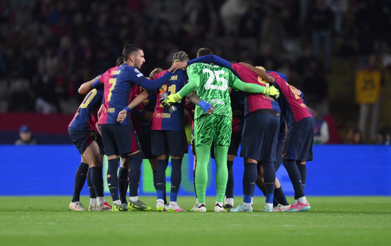 Barcelona players huddle after the halftime break.