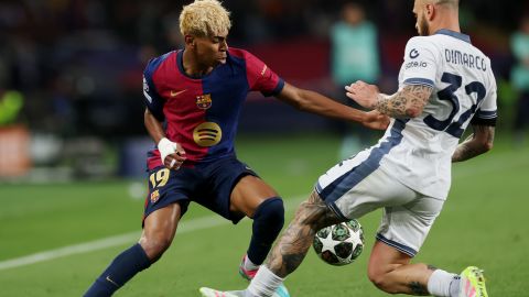Lamine Yamal del FC Barcelona disputa una bola con Federico Dimarco del Inter de Milán el 30 de abril de 2025 en Barcelona, ​​España.